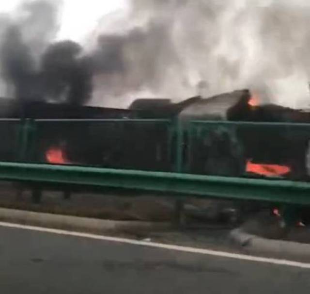 08时54分,支队指挥中心接到交警指挥中心转警后先后调集9辆消防车