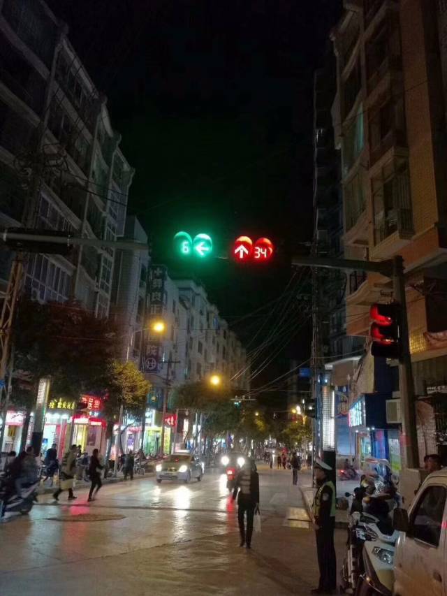 彝良第一个红绿灯路口开通了,下次路过这里一定要注意