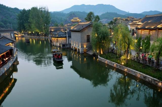 古北水镇位于北京市密云区古北口镇,背靠中国最美,最险的司马台长城