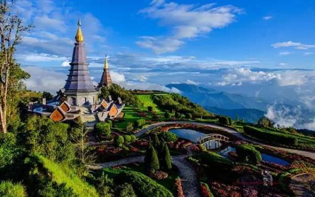 在清迈,有一座泰国最高的山峰,叫因他农山.