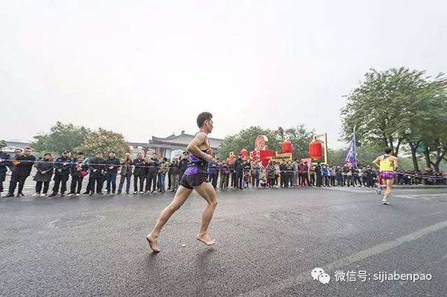 2017年10月28日,西安国际马拉松赛开跑,一位光脚运动员在比赛.