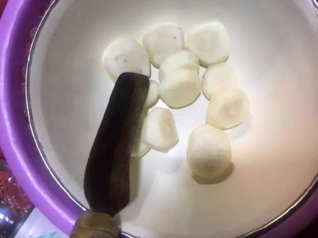 你还敢吃吗？温州菜场发现，去皮荸荠、板栗竟