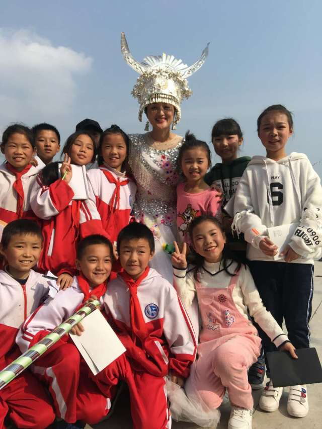 贵州最美苗家女歌手杨祖桃深入桐梓花秋镇小学教孩子们唱歌