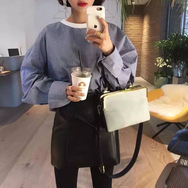 手不要闲着 这一点非常重要,决定了你对着镜子拍照显得自然不自然.
