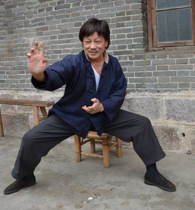 在当时他们曾红极一时,他们就是我们熟悉的狄龙和成龙,梁小龙和李小龙