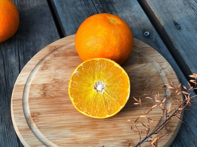 解锁橙子新吃法!不脏手,只需一把勺子,榨出新鲜