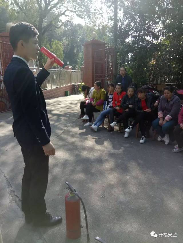 青竹湖街道顺吉服装厂开展消防培训演练