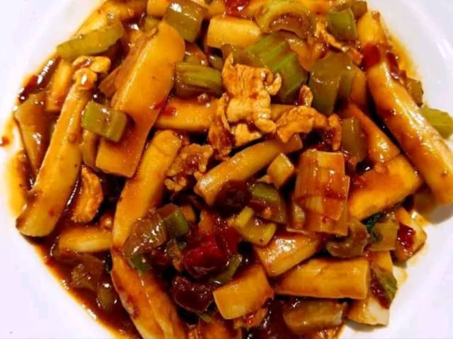 推荐菜品:牛肉炒年糕 特色新疆风味的餐馆!