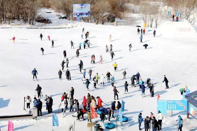 在九峰山滑雪场不仅可以畅快的滑雪,还可以体验日本进口的雅马哈雪地