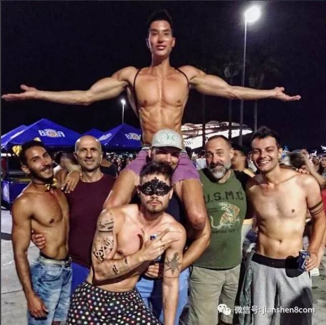 男子花百万整形成“肌肉男”，这是妖精还是人