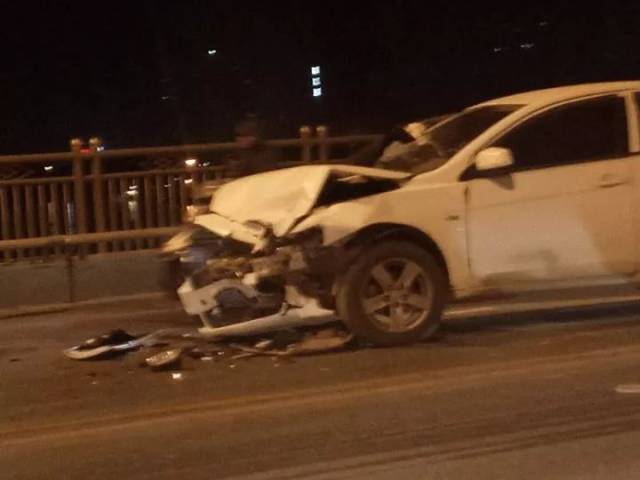 壶东大桥上,宝骏e100正面撞上三菱轿车!e100又火了