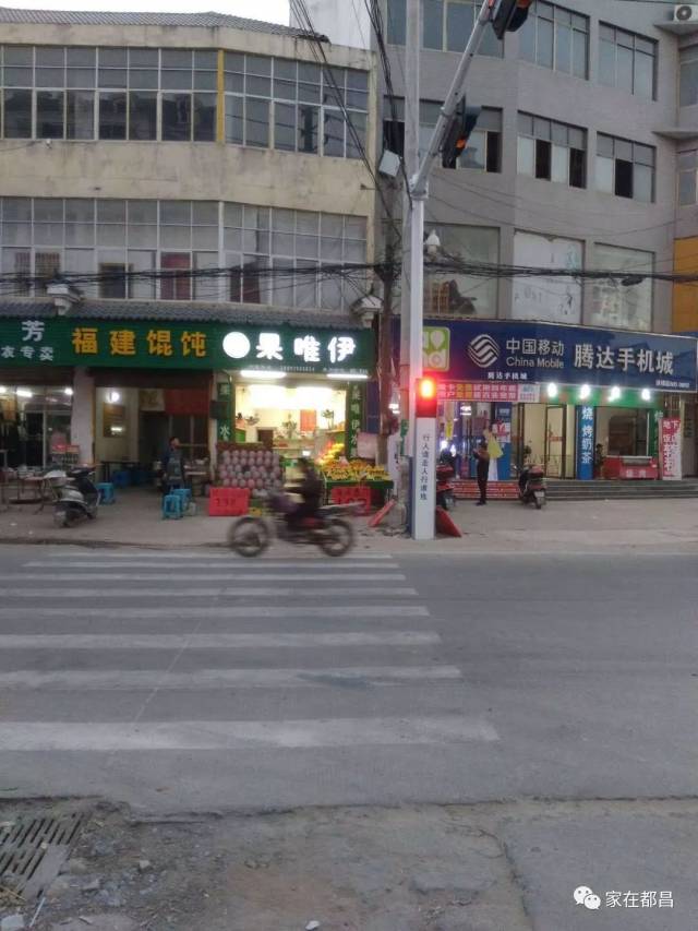 都昌火车站下月开通,蔡岭提前在十字路口安装红绿灯