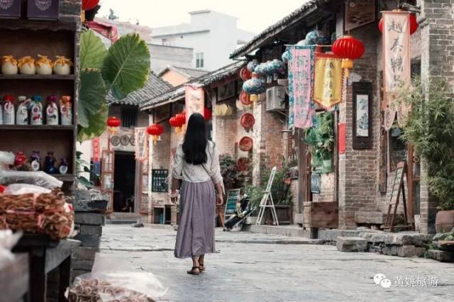 美女漫游黄姚古镇,太唯美了!