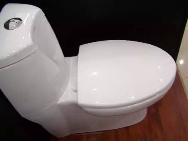 抽水马桶上有两个冲水按钮,95%的深圳人都按错了!