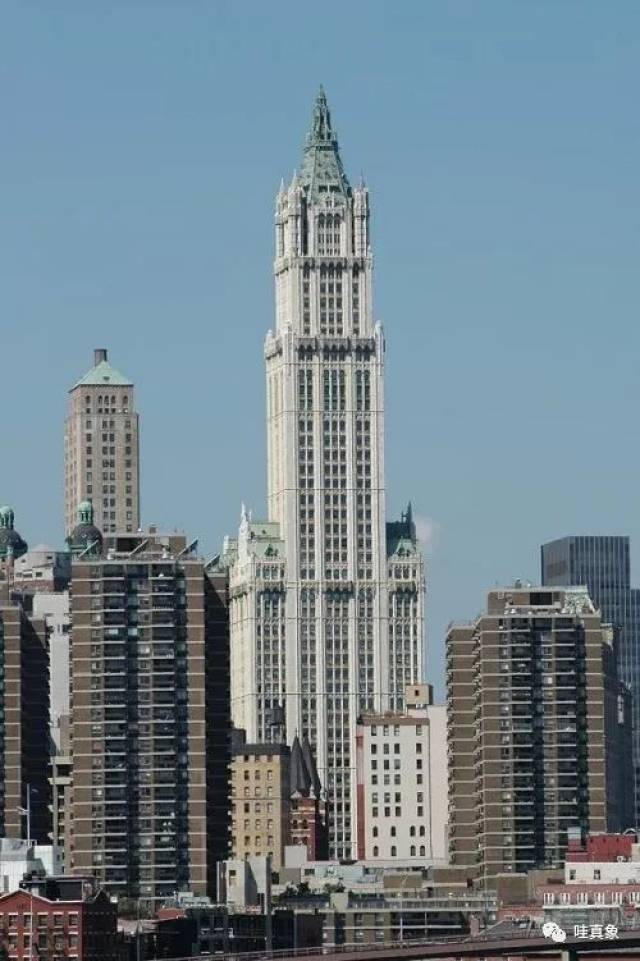 曼哈顿著名的地标建筑拔地而起,1913年落成的伍尔沃斯大楼是当时世界
