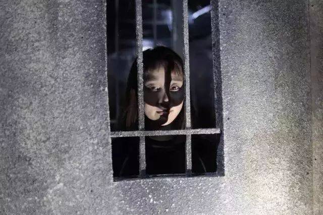灵 异 大 宅 摇曳的残烛,阴森的客栈; 笑容诡异的女孩,血腥的人头