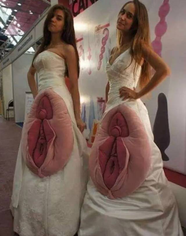 你没看错,这是用避孕套做的婚纱,想想新娘子都会觉得尴尬,宾客会大笑