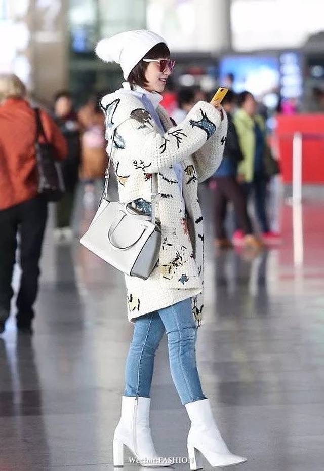 景甜这身搭配时髦又实用,高领毛衣叠穿衬衫,外搭卡通图案长款开衫