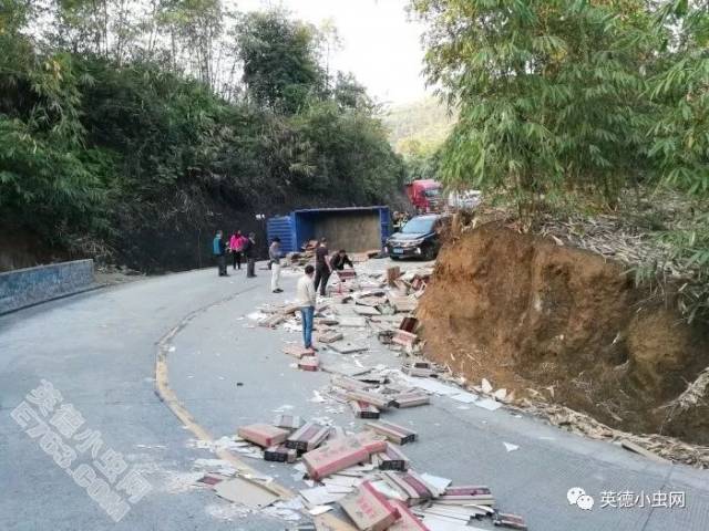 货物瓷砖洒满马路,英德九龙牛岗洞发生货车翻车!
