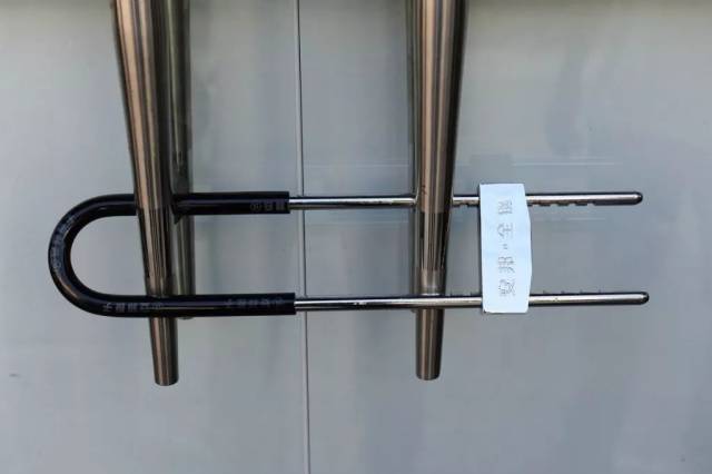 在南沙,满大街的商铺和公司都有用这种u型锁锁门的习惯!