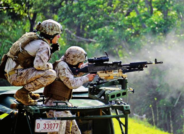 美国海军陆战队m240b通用机枪(2013年3月25日,日本冲绳施瓦布军营)