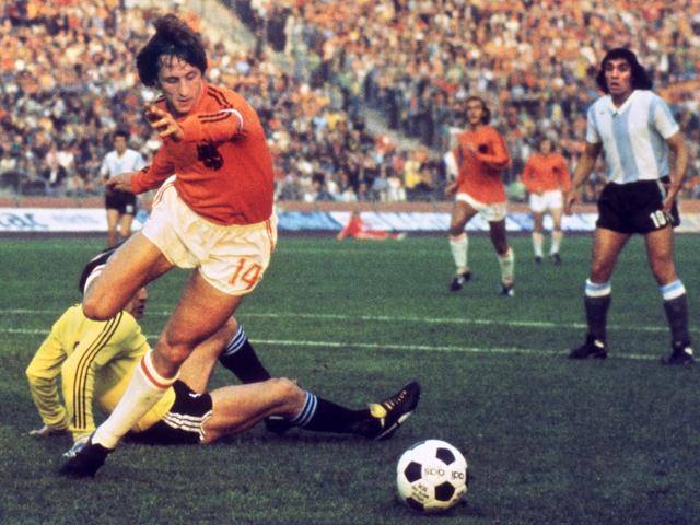 克鲁伊夫出生于荷兰阿姆斯特丹,荷兰足球运动员,世界足球史上的名将