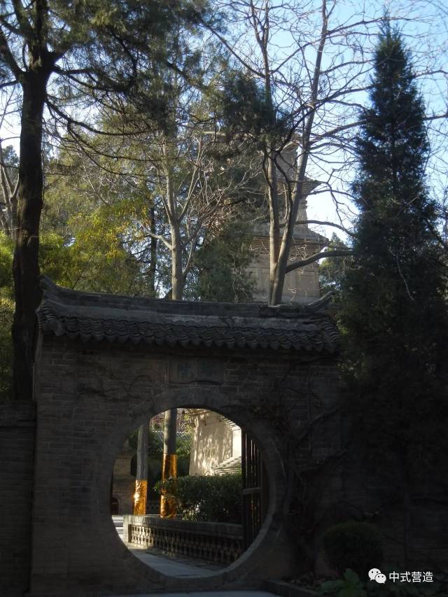 法堂建于1929年,内供奉元代铜铸毗卢佛像,堂内四壁镶有《金刚经》刻石