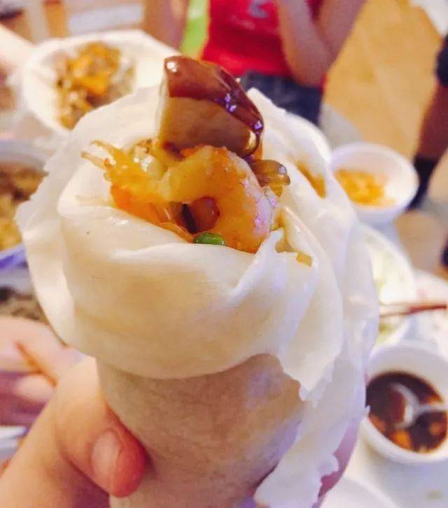 食饼筒,台州人端午节时吃的东西,一张饼一桌菜,海鲜,卤肉,鸡蛋,炒面是