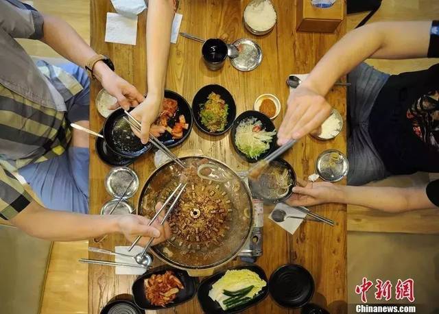 这张照片火爆朋友圈!再好的学区房,也比不上懂事的父母!