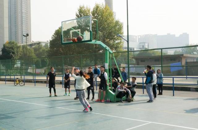 材料学院控球稳步进攻 中场的女生投篮环节也十分精彩,最终艺术学院的