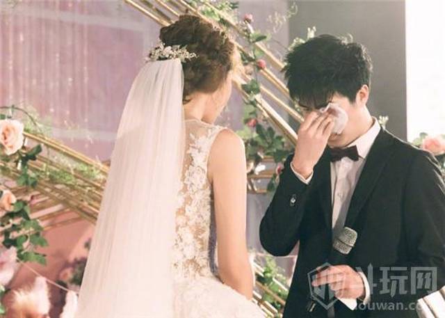 这次不敢了!LOL骚男和美女解说余霜合照,保持