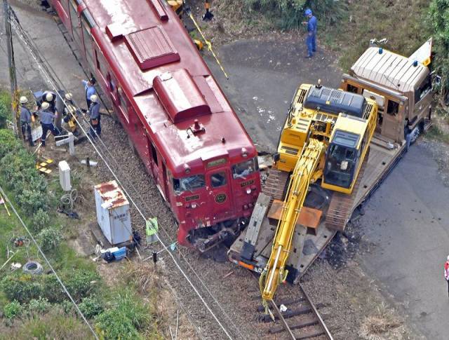 日本发生离奇交通事故:火车撞上挖掘机