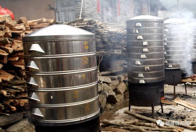尤溪人做酒席,一般会备有这样的油桶炉子,易搬放,挡风,导热快.