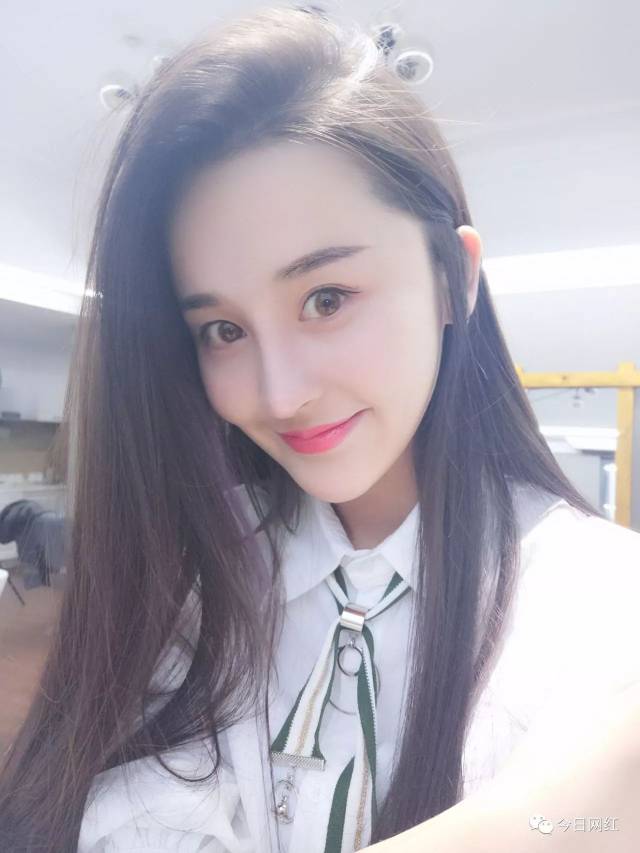 花椒主播 | 大四女学生,高难度一字马,她是深夜