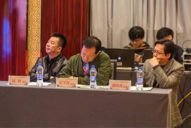 袁亦铭教授,王进教授与李森医生正在进行显微镜下输精管探查吻合手术