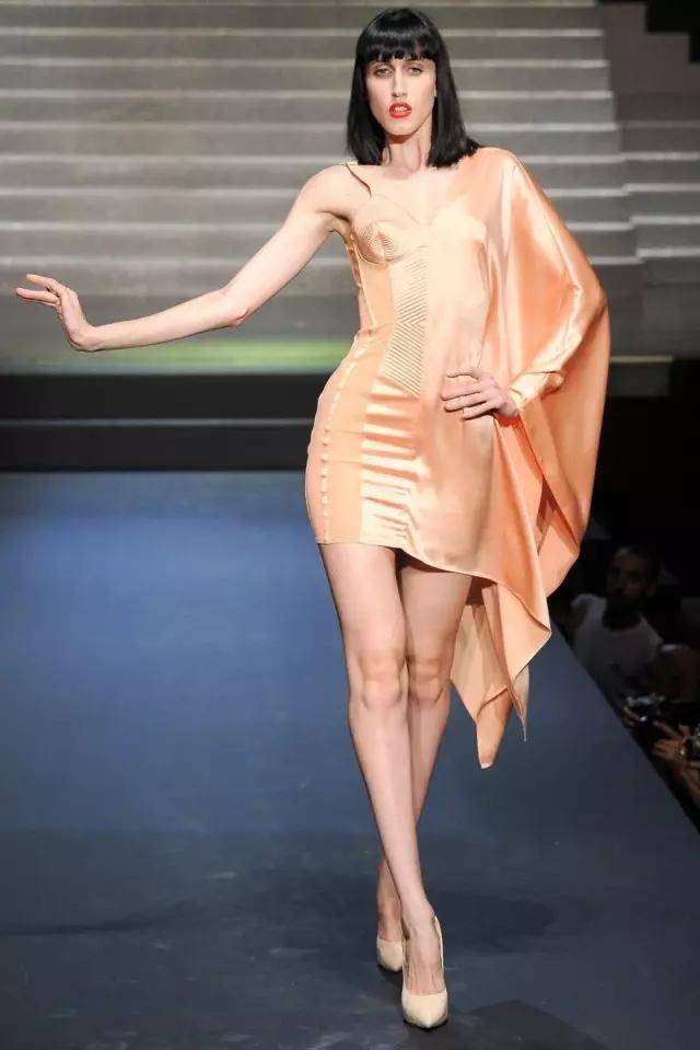 丑到看1秒就辣眼睛的马脸女孩,却让时尚圈顶级超模全做了配角!