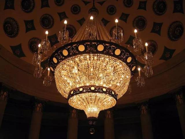 下面这盏来自俄罗斯皇宫的水晶吊灯,曾经挂在过玛利亚皇后的卧室,2010