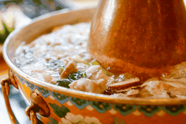 158元/羊肉锅 这家店的招牌是冰块煮的羊肉火锅,经过极冷到极热的