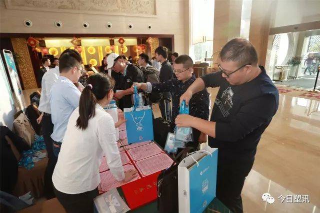 迪塔班克(俺搜)工作人员派发礼品和入场卡牌 全场共38个技术讲座