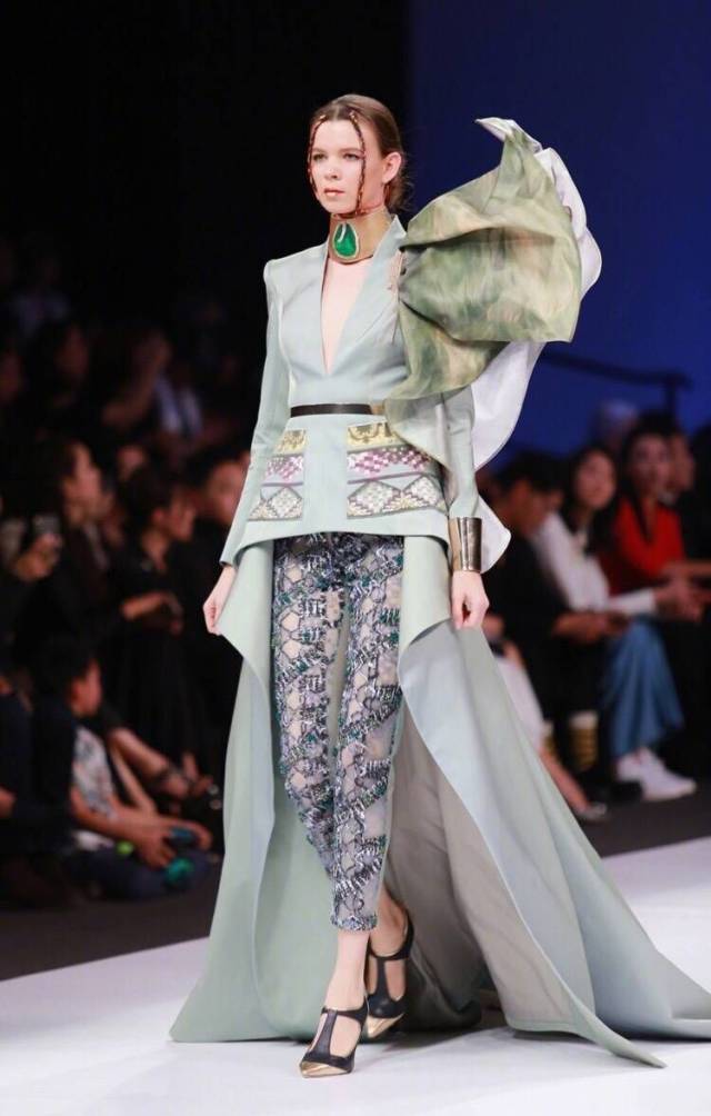 他是一位非常了不起的设计师,曾经一件"龙袍礼服"让范冰冰占据国际各