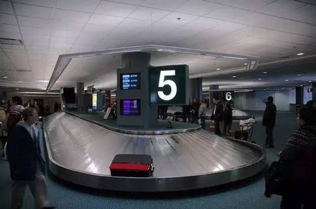 根据电脑屏幕提示,找到与航班相对应的行李转盘 机场内备有免费手