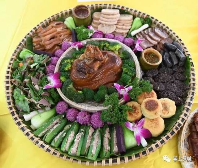 这是11月6日拍摄的参加广西罗城仫佬族自治县美食大赛的部分美食.