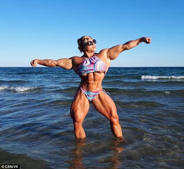 俄罗斯举重运动员娜塔莉亚·库兹涅佐娃自从14岁起坚持健身,曾多次