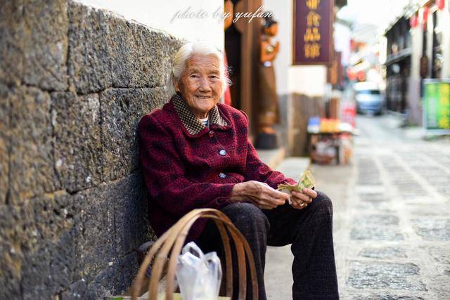 云南腾冲92岁的老奶奶在街边卖了80年早餐,已成为当地最著名的网红