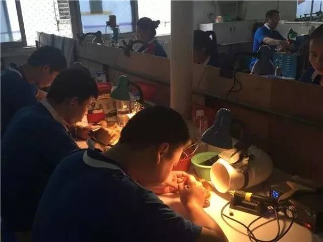 记者暗拍蜜蜡工厂,揭秘琥珀蜜蜡造假全过程!