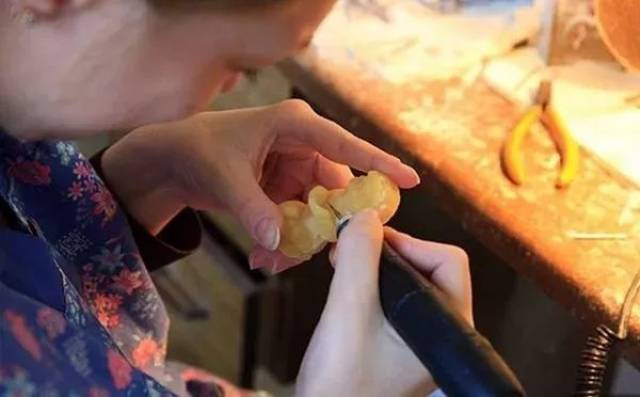 记者暗拍蜜蜡工厂,揭秘琥珀蜜蜡造假全过程!