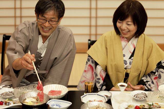 日本人爱吃生冷的食物,连进了餐馆,服务员会默认先给你上一杯冷水