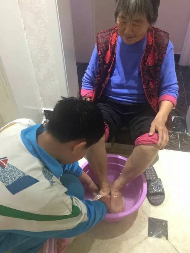 【校园动态】传承尊老爱老美德 弘扬孝亲敬老文化——三河市第六小学