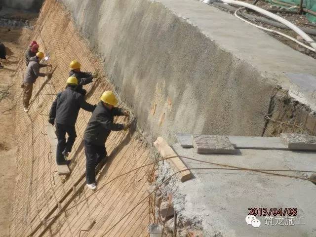 坡面绑扎钢筋,土钉墙施工作业.