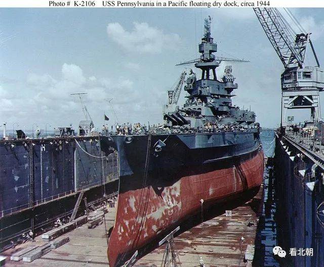难得一见的战列舰16寸巨炮夜间开火瞬间:美国二战彩色新闻图片集